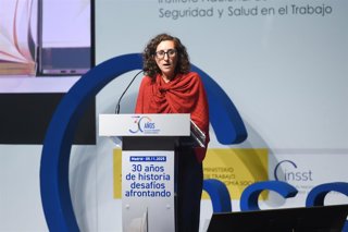 Archivo - La directora del Instituto Nacional de Seguridad y Salud en el Trabajo (INSST), Aitana Garí Pérez, durante la inauguración de la jornada del 30º aniversario de la Ley de prevención de Riesgos Laborales.