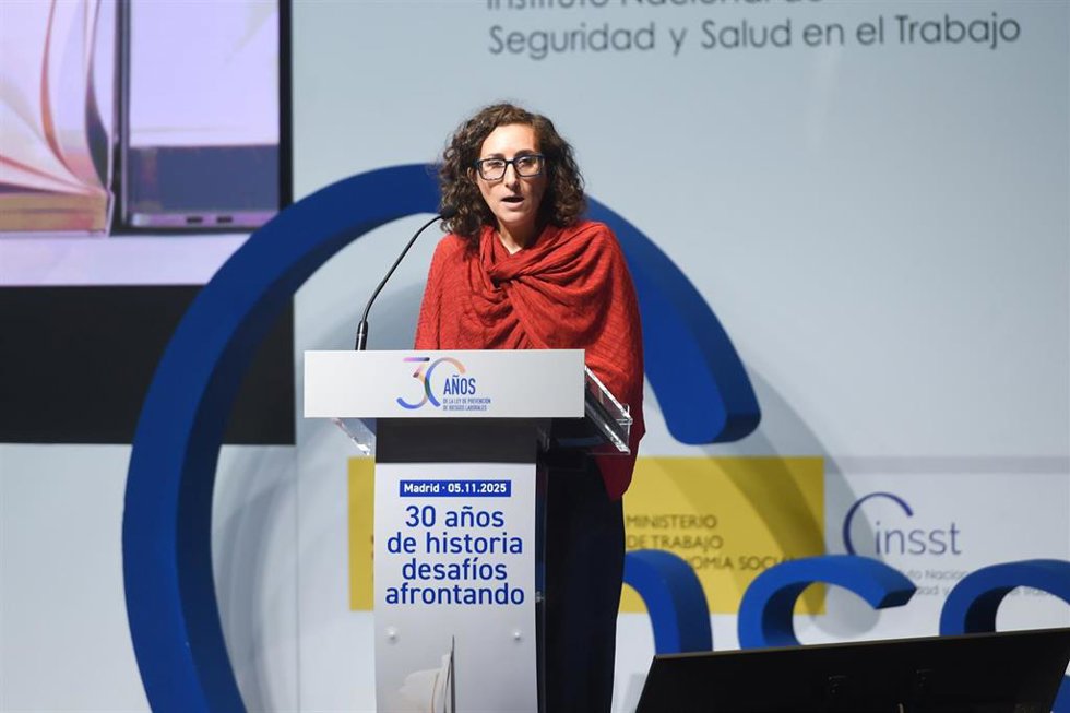 Archivo - La directora del Instituto Nacional de Seguridad y Salud en el Trabajo (INSST), Aitana Garí Pérez, durante la inauguración de la jornada del 30 aniversario de la Ley de prevención de Riesgos Laborales.