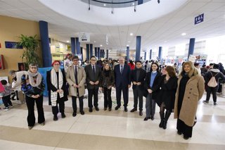 El consejero de Universidad, Investigación e Innovación, José Carlos Gómez Villamandos (4i),en una foto de familia, antes de participar en la inauguración de la octava edición de la feria 'Infaciencia: De las niñas de hoy a las científicas de mañana'.