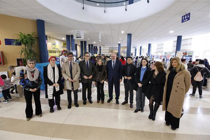 El consejero de Universidad, Investigación e Innovación, José Carlos Gómez Villamandos (4i),en una foto de familia, antes de participar en la inauguración de la octava edición de la feria 'Infaciencia: De las niñas de hoy a las científicas de mañana'.