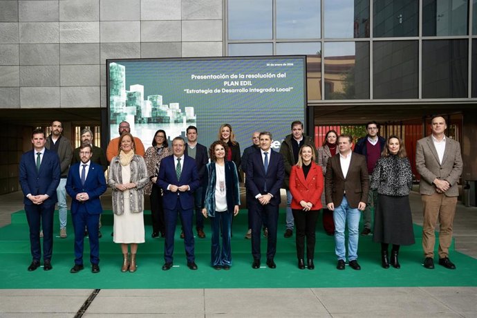 Foto de familia tras la presentación del plan EDIL de la UE, en la Diputación, con su presidente y la ministra de Hacienda en el centro.