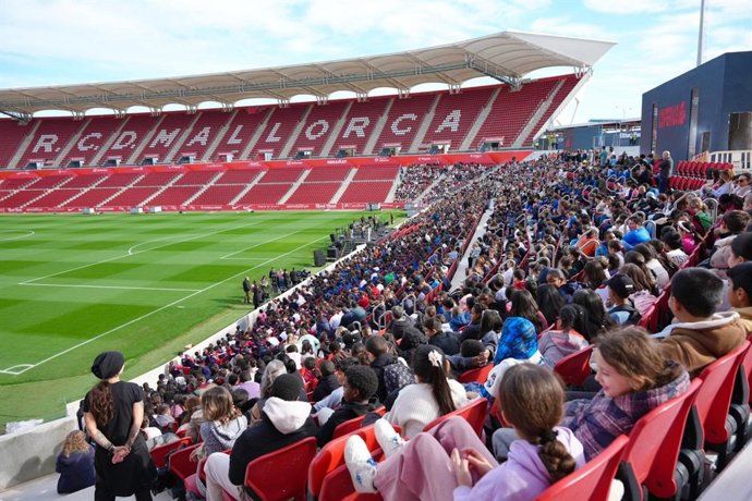 Unos 3.500 alumnos se juntan en Son Moix para celebrar el Día Escolar de la Paz y la No Violencia