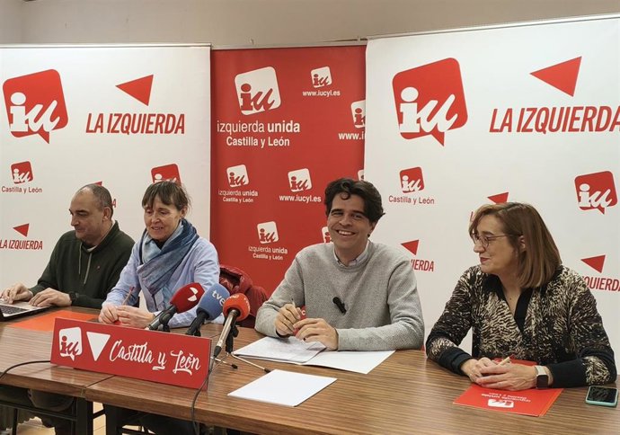 El coordinador de IU Castilla y León y candidato a la Presidencia de la Junta, Juan Gascón, (segundo por la derecha) en la rueda de prensa.
