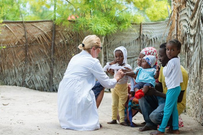 Archivo - Doctora realizando un examen médico a niños en África.