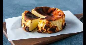 Cómo hacer una tarta de queso vasca saludable con arándanos: fácil, rápida y sin ensuciar