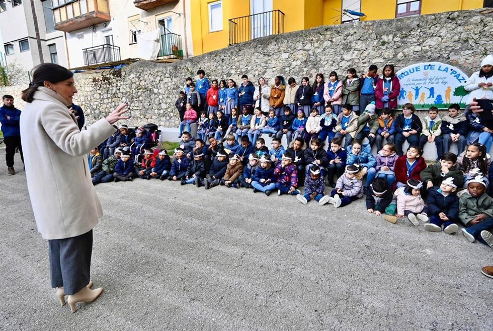 Santander instala una placa en el Parque La Paz con motivo del Día Escolar de la No Violencia y la Paz