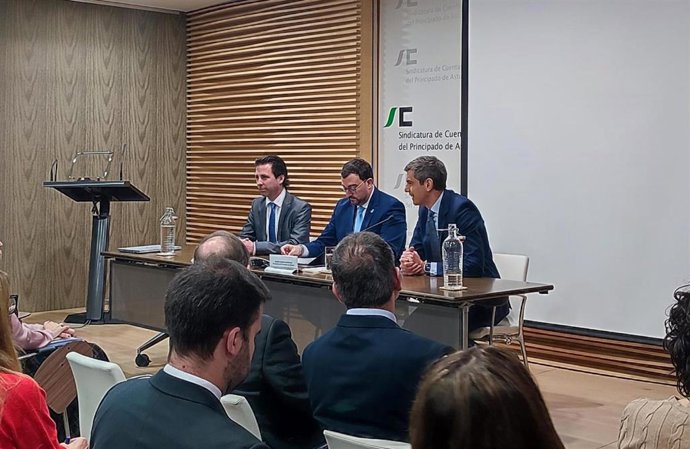 El presidente del Principado, Adrián Barbón, clausura la jornada 'Análisis de riesgos y fiscalización de los contratos públicos', organizada por la Sindicatura de Cuentas del Principado de Asturias y el Consejo Consultivo del Principado de Asturias.