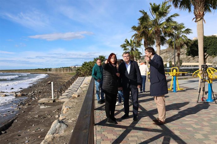 El subdelegado del Gobierno en Granada, José Antonio Montilla, acompañado por la alcaldesa de Albuñol, María José Sánchez, visita los daños de las playas por el temporal