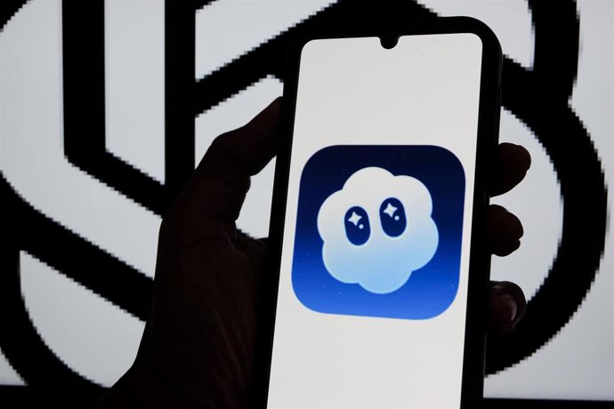 Archivo - October 11, 2025, Bandung, West Java, Indonesia: In this photo illustration, Sora AI logo is displayed on a smartphone with Open AI logo in the background.