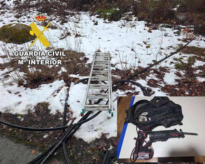 Sierra eléctrica y escalera plegable usada por el presunto autor de un intento de sustracción de cable de cobre de la línea telefónica en desuso que discurre paralela a la carretera LE-711, en el término municipal de Páramo del Sil (León).