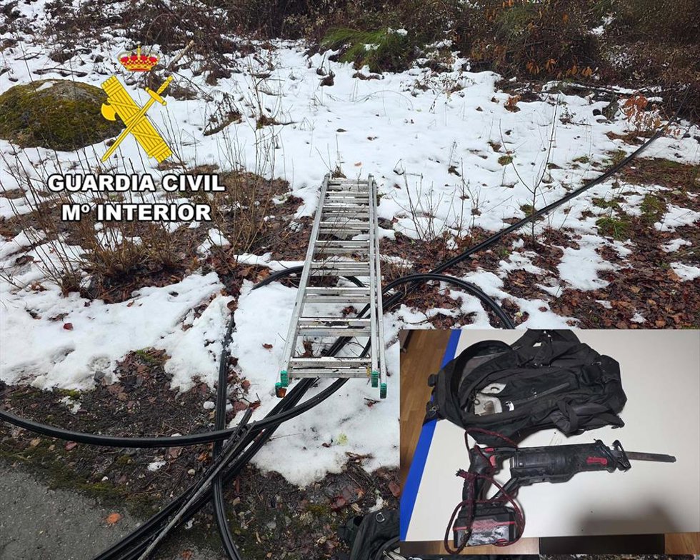 Sierra eléctrica y escalera plegable usada por el presunto autor de un intento de sustracción de cable de cobre de la línea telefónica en desuso que discurre paralela a la carretera LE-711, en el término municipal de Páramo del Sil (León).