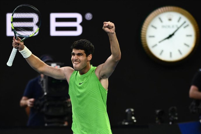 Carlos Alcaraz celebra su triunfo en semifinales del Abierto de Australia ante Alexander Zverev