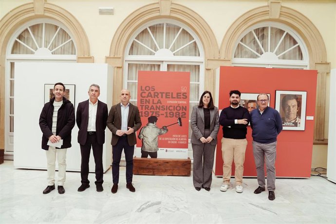 Muestra sobre los carteles de la Transición en el Patio de Luces de la Diputación de Almería.