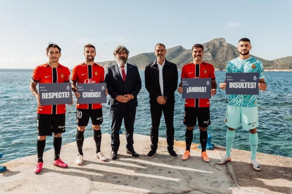 El conseller de Deportes del Consell de Mallorca, Pedro Bestard, junto a los jugadores del RCD Mallorca Abdón Prats, Antonio Sánchez, Leo Román y Sergi Darder.