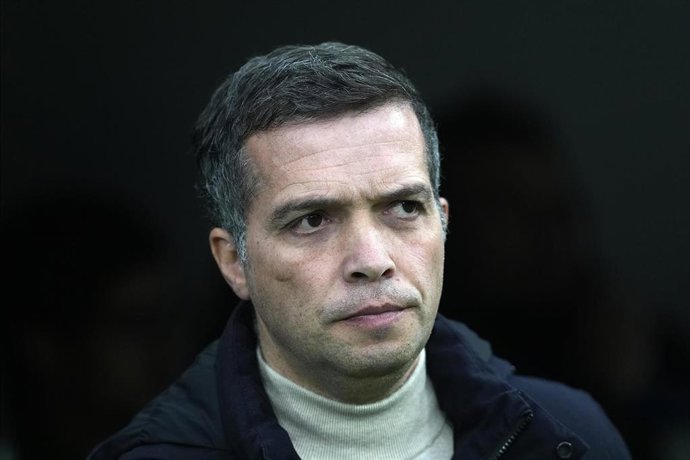 El entrenador del Levante UD, Luís Castro, en un encuentro de LaLiga EA Sports.