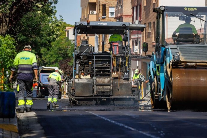 Archivo - Imagen de archivo de anteriores trabajos de reasfaltado en Zaragoza.
