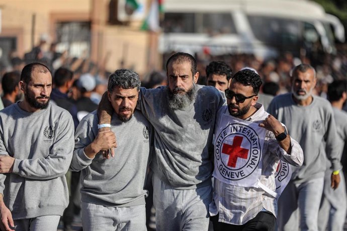 Archivo - Palestinos liberados por Israel en virtud de la primera fase del acuerdo de alto el fuego llegan al Hospital Nasser en Jan Yunis.