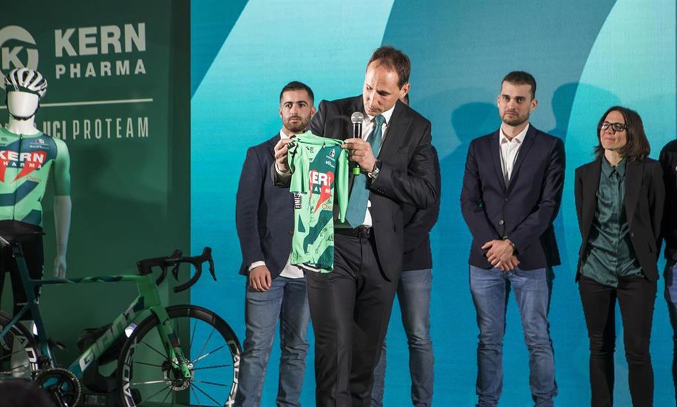 Archivo - El máganer del equipo Kern Pharma, Juanjo Oroz, presenta el maillot.