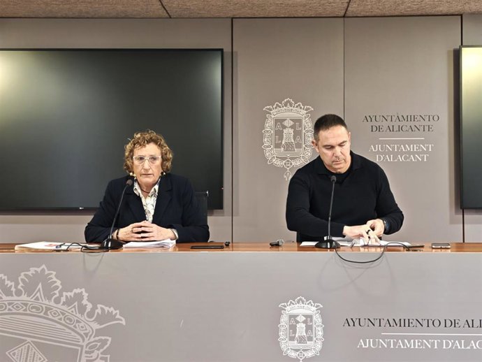 Ana Barceló (i) y José Díaz (d) este viernes en Alicante