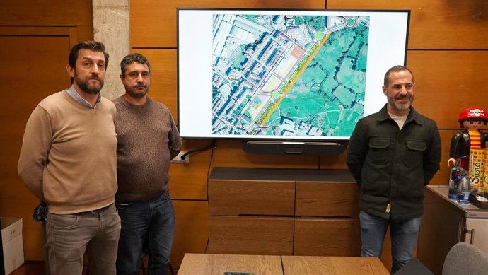 El alcalde de Siero, Ángel García, junto a Javier Rodríguez, concejal de Ordenación y Gestión Urbanística, Vivienda y Empleo, y Juan Antonio Freije, técnico municipal.