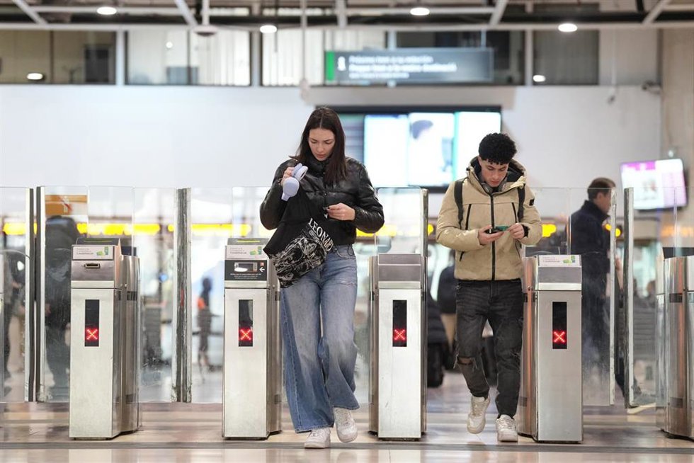 Usuarios de Rodalies en la estación de Sants de Barcelona.