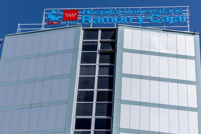 Archivo - Fachada del Hospital Universitario Ramón y Cajal