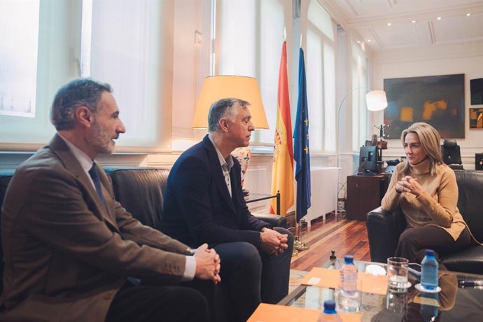 La ministra de Educación, Formación Profesional y Deportes, Milagros Tolón, se ha reunido este viernes con representantes de Escuelas Católicas