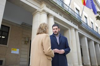 El candidato de Vox a la presidencia de Aragón, Alejandro Nolasco, y la diputada Carmen Rouco, frente a la Delegación del Gobierno en Aragón.