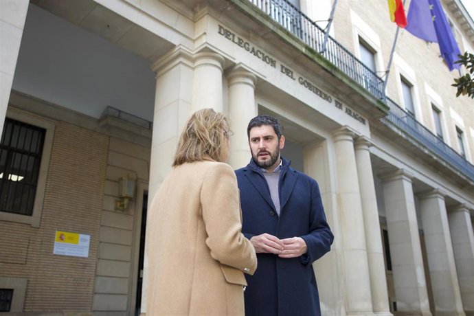 El candidato de Vox a la presidencia de Aragón, Alejandro Nolasco, y la diputada Carmen Rouco, frente a la Delegación del Gobierno en Aragón.
