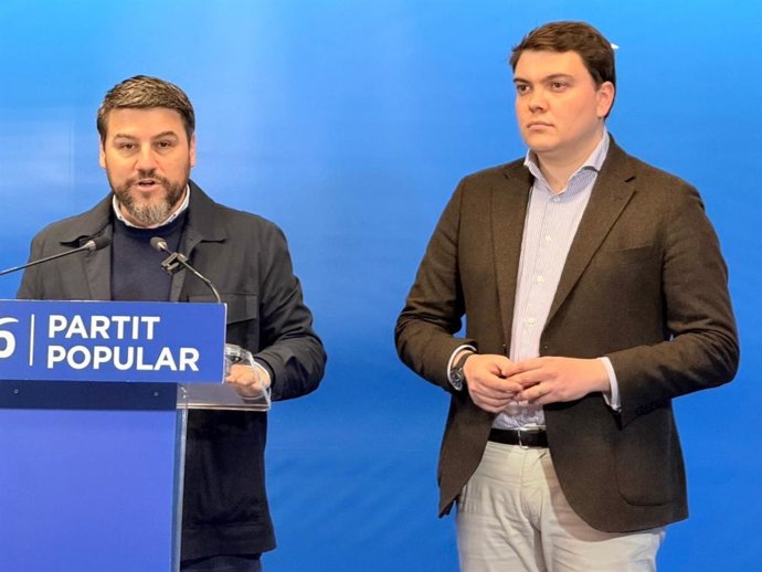 El secretario general del PP de Palma, Javier Bonet, y su portavoz, Llorenç Bauzà, en rueda de prensa.