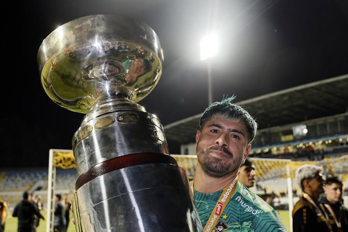 Futbol, Universidad Catolica vs Coquimbo Unido. Final Supercopa 2026. El arquero de Coquimbo Unido Diego Sanchez celebra con el trofeo de la Supercopa tras vencer a Universidad Catolica en el estadio Sausalito de Vina del Mar, Chile. 25/01/2026 Andres