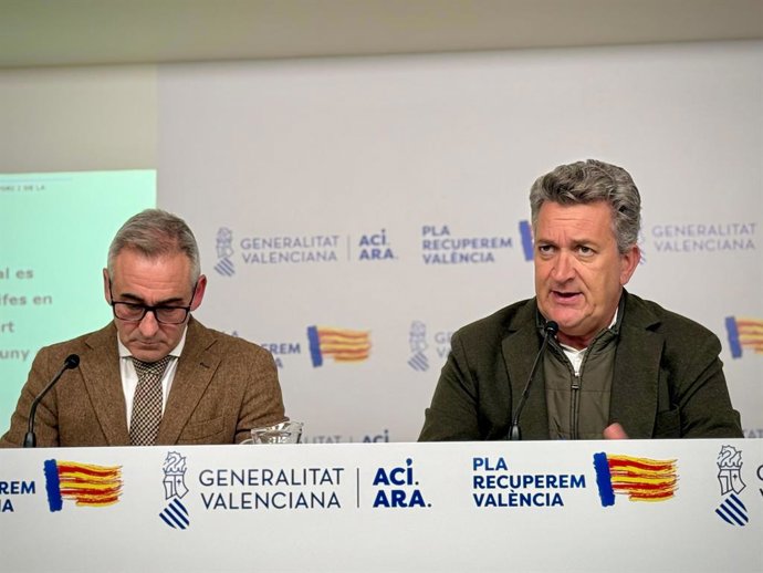 Archivo - Arxiu - El conseller d'Agricultura, Aigua, Ramaderia i Pesca i portaveu del Consell, Miguel Barrachina, i el vicepresident tercer, Vicente Martínez Mus, en la roda de premsa posterior al ple del Consell, en imatge d'arxiu