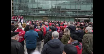 Decenas de jubilados protestan ante la sede del PP en Madrid por votar contra el decreto que recogía subida de pensiones