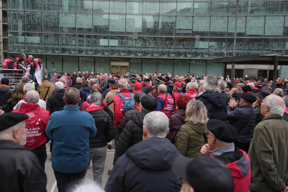 Pensionistas durante una concentración contra la paralización de la subida de las pensiones en 2026, a 29 de enero de 2026, en Bilbao, País Vasco (España). La concentración ha sido convocada por el Movimiento de Pensionistas de Euskal Herria.