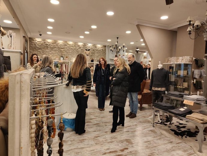 La vicepresidenta del Gobierno de Aragón, Mar Vaquero, en uno de los comercios que ha visitado este viernes en Jaca.