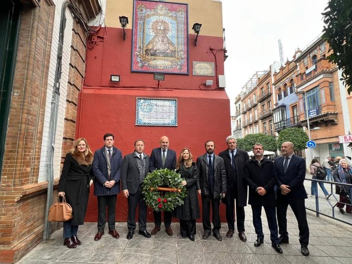 El PP de Sevilla recuerda a Alberto Jiménez Becerril y Ascensión García en el lugar donde está erigida una placa en su memoria.
