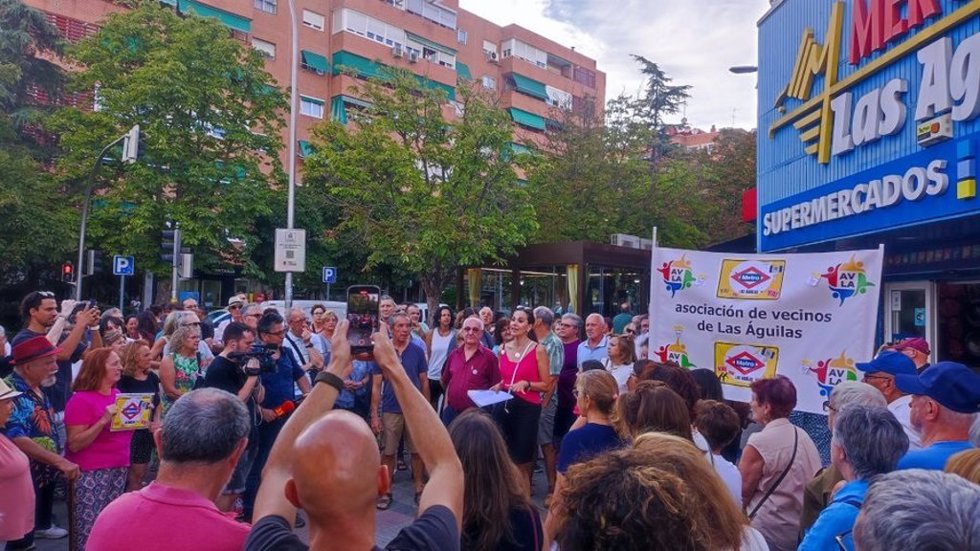 Archivo - El chef Sergio Fernández respalda la protesta vecinal para exigir una estación de Metro en el barrio de Las Águilas