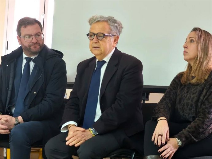 El presidente de la Diputación de Córdoba, Salvador Fuentes (centro), en su encuentro con psicólogos del IPBS.