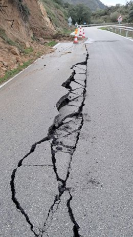 Carretera CA-9107, conocida como carretera de Lora, que da acceso a Alcalá del Valle, rota por las intensas lluvias.