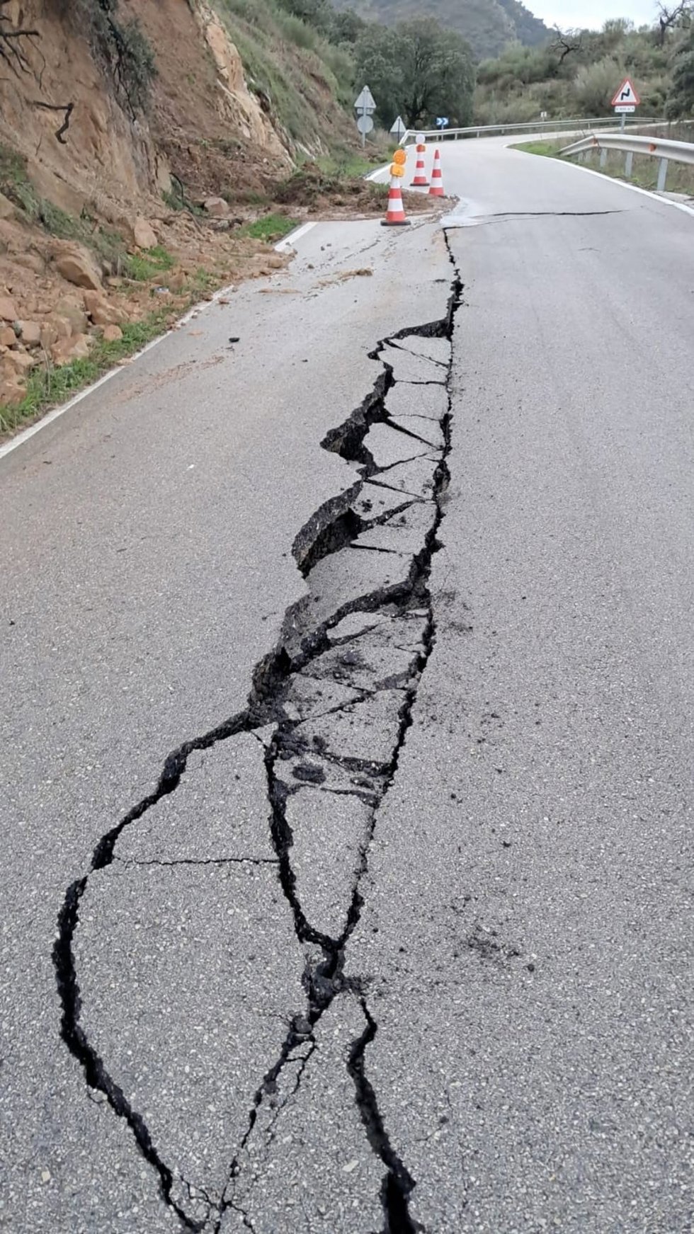 Carretera CA-9107, conocida como carretera de Lora, que da acceso a Alcalá del Valle, rota por las intensas lluvias.