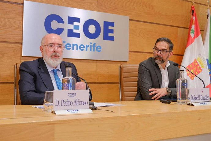 El presidente de CEOE-Tenerife, Pedro Alfonso, y el economista José Miguel González, en la presentación del informe de coyuntura correspondiente al cuarto trimestre de 2025