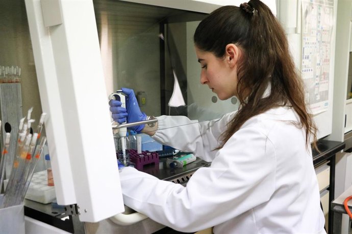 Una de las integrantes del Grupo Investigación Veterinaria Entropia de la Universidad de León (ULE), que trabaja en nuevos tratamientos y una vacuna frente a la leishmaniosis.