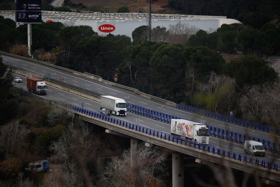 Vehículos circulan por la AP-7 que ha sufrido cortes tras el accidente de tren en Gelida (Barcelona) en una imagen de archivo
