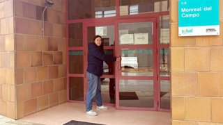La candidata del PAR Cristina Navarro en el centro de salud de Monreal del Campo.