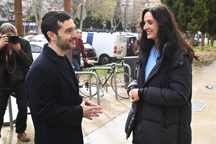 La candidata a la Presidencia del Gobierno de Aragón por Izquierda Unida-Movimiento Sumar, Marta Abengochea, acompañada del ministro de Derechos Sociales, Consumo y Agenda 2030, Pablo Bustinduy, a 30 de enero de 2026, en Zaragoza, Aragón (España).