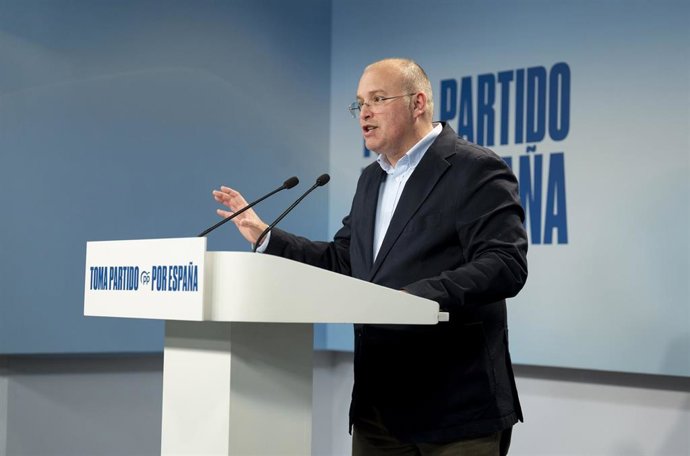 Archivo - El secretario general del PP, Miguel Tellado, ofrece declaraciones a la prensa.