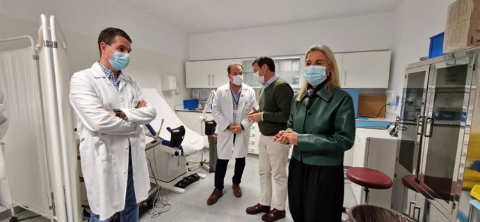 El subdelegado de la Junta de Andalucía en el Campo de Gibraltar, Javier Ros, y la delegada territorial de la Consejería de Sanidad en Cádiz, Eva Pajares, en una visita a la Unidad de Reproducción Humana del Hospital Universitario de La Línea