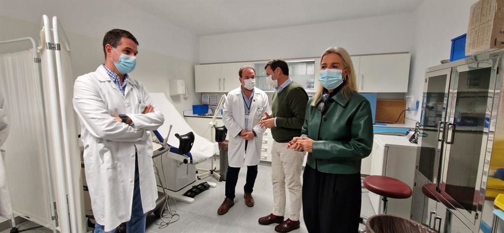 El subdelegado de la Junta de Andalucía en el Campo de Gibraltar, Javier Ros, y la delegada territorial de la Consejería de Sanidad en Cádiz, Eva Pajares, en una visita a la Unidad de Reproducción Humana del Hospital Universitario de La Línea
