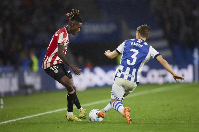 Archivo - Nico Williams y Aihen Muñoz en el Real Sociedad-Athletic Club de la primera vuelta