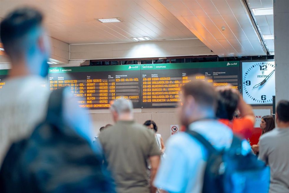 Archivo - Personas afectadas por retrasos en la estación de tren de Chamartín